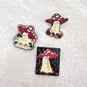 Può includere: Un set di tre tazze in ceramica con finitura opaca e macchiettata. Le tazze sono nei toni del crema, grigio chiaro e grigio scuro. Ogni tazza ha un design semplice e minimalista, perfetto per caffè o tè.