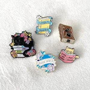 Bücherwurm Emaille Pins. Buchliebhaber Brosche, Katzenliebhaber Accessary für Canvas Taschen, Tragetasche, Rucksack, einzigartiges Geschenk für Booktoker