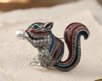 リスのブローチ：スワロフスキークリスタル、ガラスの葉、どんぐり