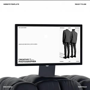 Könnte beinhalten: Ein Computermonitor, der eine Website-Vorlage anzeigt. Der Bildschirm zeigt ein Portfolio mit zwei Figuren in Anzügen und dem Text "Creative Art Director + Photographer". Die Worte "Website Template" und "Ready to Use" stehen oben.