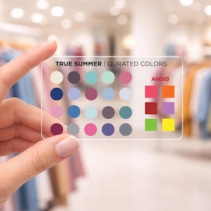 Puede incluir: Una tarjeta transparente con el texto "TRUE SUMMER | CURATED COLORS" y una paleta de colores pastel, sostenida frente a un perchero. La tarjeta también presenta una sección etiquetada como "AVOID" con una selección de colores brillantes.