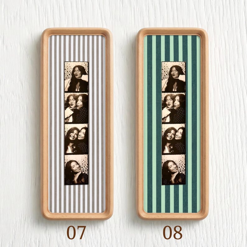Puede incluir: Dos marcos rectangulares de madera que contienen tiras de fotos verticales. El marco izquierdo presenta un fondo de rayas grises y blancas, mientras que el derecho tiene un fondo de rayas verde azulado y verde oscuro. Cada tira muestra cuatro fotos en blanco y negro.