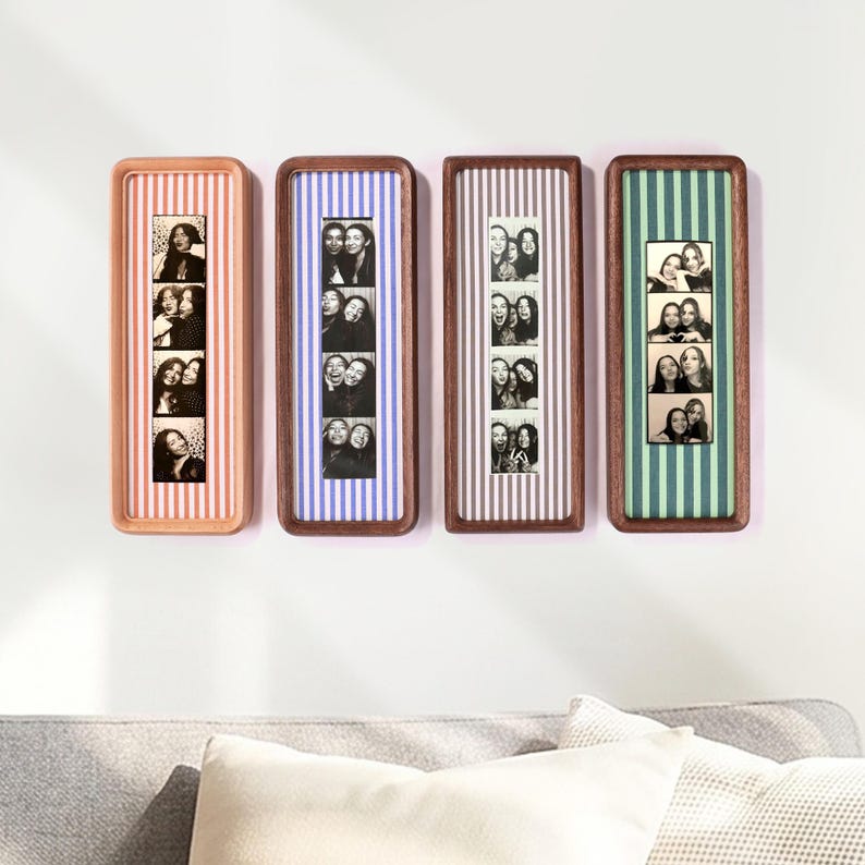 Puede incluir: Cuatro marcos rectangulares de madera con esquinas redondeadas, cada uno con una tira vertical de cuatro fotos de fotomat&oacute;n en blanco y negro. Los fondos detr&aacute;s de las tiras de fotos presentan rayas verticales en naranja, azul, morado y verde.