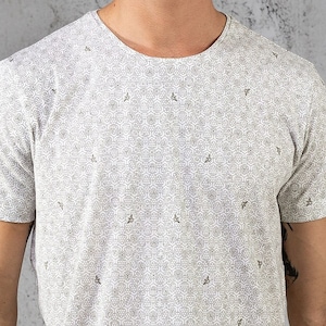 Camiseta blanca para hombre con estampado de abeja, geometría sagrada psicodélica y colmena.
