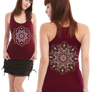 Puede incluir: Un top de tirantes color granate con un dise&ntilde;o de mandala blanco y dorado en la parte delantera y trasera. El top de tirantes est&aacute; hecho de un material suave y c&oacute;modo.