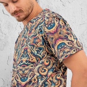 K&ouml;nnte beinhalten: Ein T-Shirt mit kurzen &Auml;rmeln und einem psychedelischen Druck mit einem bunten Muster aus Augen, H&auml;nden und wirbelnden Formen.
