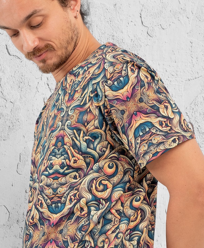 K&ouml;nnte beinhalten: Ein T-Shirt mit kurzen &Auml;rmeln und einem psychedelischen Druck mit einem bunten Muster aus Augen, H&auml;nden und wirbelnden Formen.