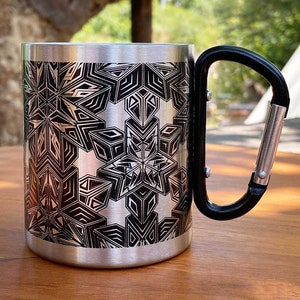 Geometrisk mugg i rostfritt stål med karbinhake och handtag | Mugg med sakral geometri | Presenter för backpackers