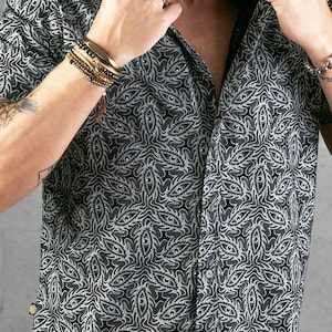 Black Cotton Button Up Shirt For Men Psychedelic Pattern Short Sleeved Button Down Shirt Men&#39;s Fashion Boyfriend Gift Idea