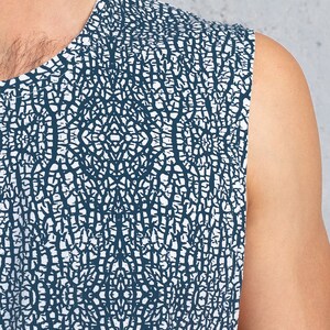 Puede incluir: Una camiseta sin mangas con fondo blanco y un patr&oacute;n azul oscuro que se asemeja a una red o una telara&ntilde;a.