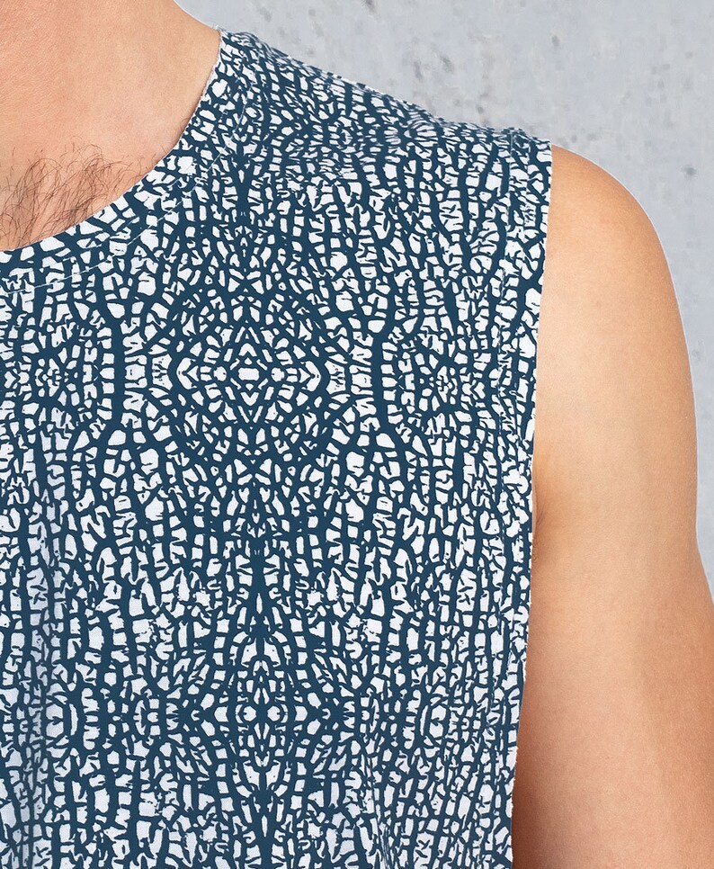 Puede incluir: Una camiseta sin mangas con fondo blanco y un patr&oacute;n azul oscuro que se asemeja a una red o una telara&ntilde;a.