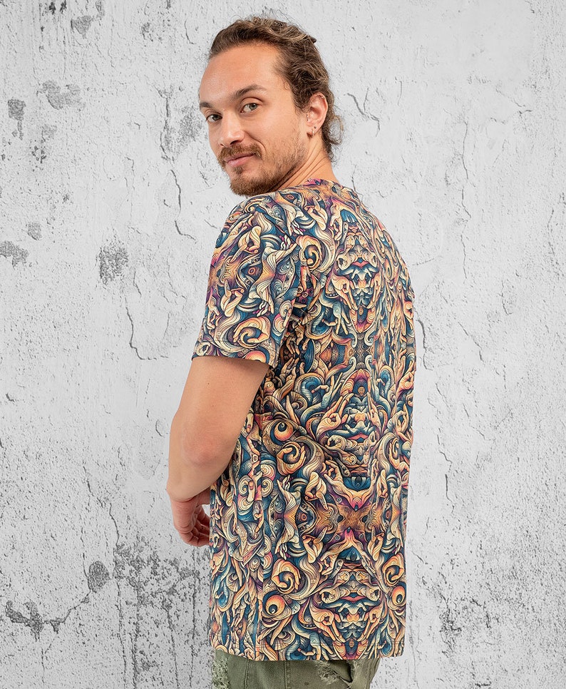 K&ouml;nnte beinhalten: Ein T-Shirt mit kurzen &Auml;rmeln und einem farbenfrohen, abstrakten Druck mit wirbelnden Mustern und Augen. Der Druck ist in Blaut&ouml;nen, Gelb, Orange und Braun.