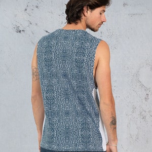 Puede incluir: Una camiseta sin mangas con un patr&oacute;n moteado azul y blanco. La camiseta tiene un panel blanco en el lado derecho.