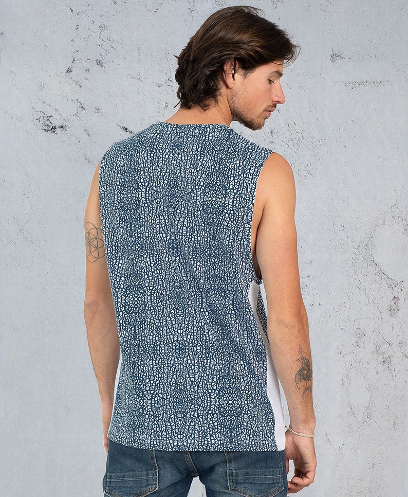 Puede incluir: Una camiseta sin mangas con un patr&oacute;n moteado azul y blanco. La camiseta tiene un panel blanco en el lado derecho.