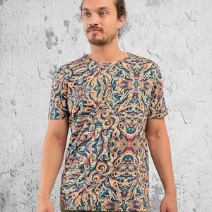 K&ouml;nnte beinhalten: Ein T-Shirt mit kurzen &Auml;rmeln und einem farbenfrohen, abstrakten Druck mit wirbelnden Mustern und filigranen Details. Der Druck ist eine Mischung aus Blau, Gelb, Orange und Braun.