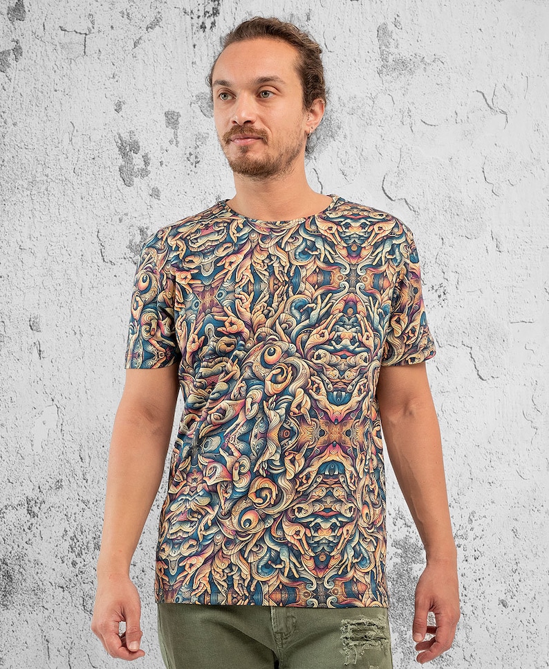K&ouml;nnte beinhalten: Ein T-Shirt mit kurzen &Auml;rmeln und einem farbenfrohen, abstrakten Druck mit wirbelnden Mustern und filigranen Details. Der Druck ist eine Mischung aus Blau, Gelb, Orange und Braun.