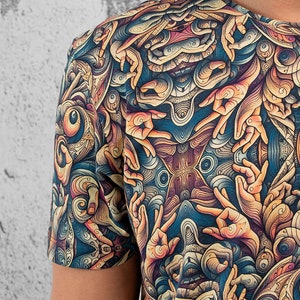 K&ouml;nnte beinhalten: Ein T-Shirt mit kurzen &Auml;rmeln und einem psychedelischen Druck mit einem Muster aus H&auml;nden und Augen in Blaut&ouml;nen, Orange und Braun.