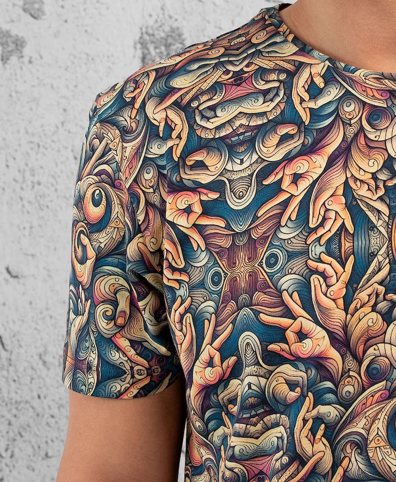 K&ouml;nnte beinhalten: Ein T-Shirt mit kurzen &Auml;rmeln und einem psychedelischen Druck mit einem Muster aus H&auml;nden und Augen in Blaut&ouml;nen, Orange und Braun.