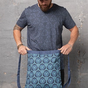 Puede incluir: Una mochila azul de cord&oacute;n con un patr&oacute;n geom&eacute;trico. La mochila tiene correas ajustables y un cierre de cord&oacute;n.