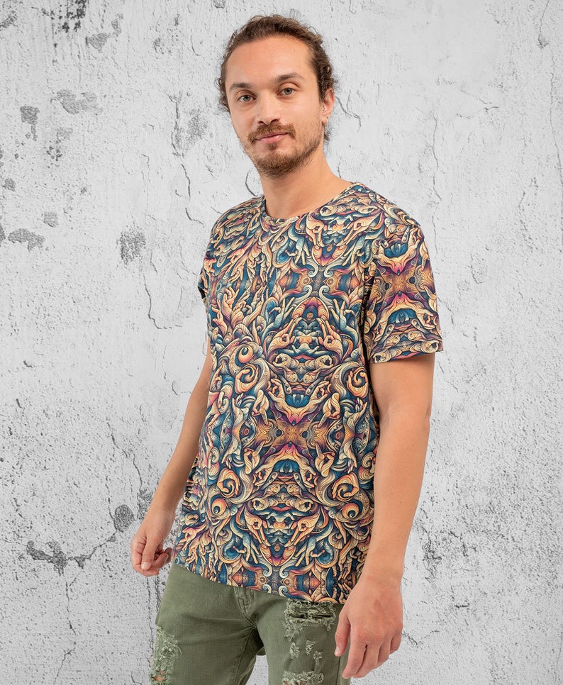 K&ouml;nnte beinhalten: Ein T-Shirt mit kurzen &Auml;rmeln und einem farbenfrohen, komplizierten Muster aus wirbelnden Linien und Formen. Das Muster erinnert an ein Kaleidoskop oder ein Mandala.