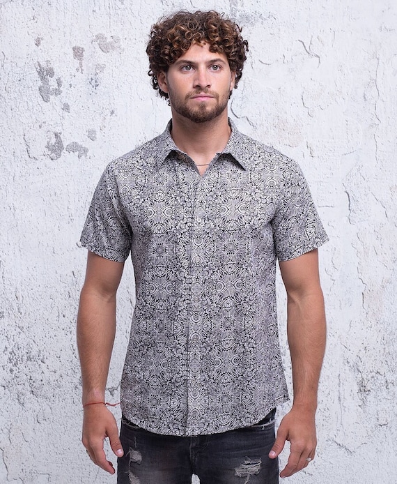 Camisa gris abotonada para hombre ropa informal urbana