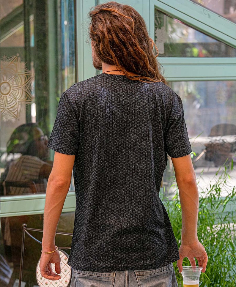 以下が含まれることがあります： 幾何学模様の黒いTシャツ。クルーネックと半袖です。