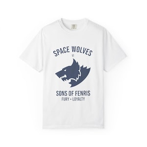 Puede incluir: Camiseta blanca con un gráfico azul marino de una cabeza de lobo y el texto "SPACE WOLVES" arriba y "SONS OF FENRIS" abajo. Las palabras "FURY • LOYALTY" están impresas debajo.
