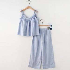 Elegante pijama de gasa de algodón para mujer: ribete de volantes, comodidad veraniega y estilo juvenil.