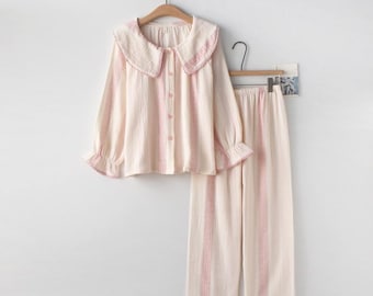 Verträumter gestreifter Pyjama aus Baumwolle mit Rüschenkragen für Frauen - Sweet & Cozy Loungewear