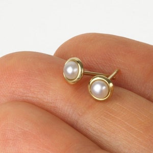 Small pearl stud earrings gold clearance