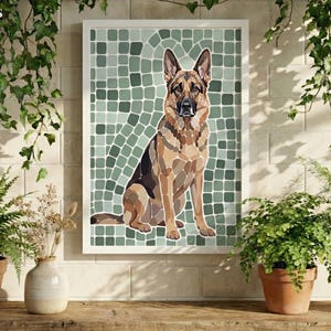 Può includere: Una stampa incorniciata con un cane pastore tedesco in stile mosaico. Il cane è raffigurato in tonalità marroni, beige e nere, su uno sfondo di piastrelle quadrate verdi. La stampa è esposta con piante in vaso.