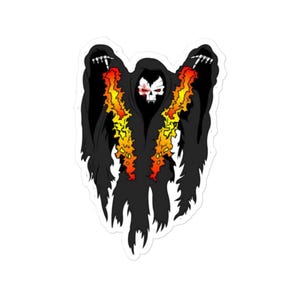 Peut inclure: Un autocollant représentant une figure noire à capuche avec un visage de crâne et des accents de feu. La figure a une cape fluide et est ornée de flammes orange et jaunes. L'autocollant a une bordure blanche.