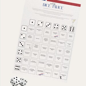Puede incluir: Un tablero de juego blanco con el texto "roll the DICE TWICE" y una cuadrícula de cuadrados con caras de dados. Dos dados blancos están en primer plano. El tablero tiene un diseño rojo, blanco y azul.