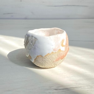 Cuenco de té de cerámica wabi-sabi hecho a mano: taza Yunomi japonesa rústica