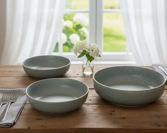 Handgefertigtes Keramikgeschirr, minimalistische steingraue Teller, organisch geformtes Keramikset, Einweihungsgeschenk, handwerkliches Geschirr, Pastaschalen