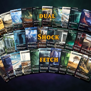 Puede incluir: Una colección de cartas de tierra de Magic: The Gathering, con varias ilustraciones de paisajes. Las cartas están dispuestas en forma de abanico, con las palabras "DUAL", "SHOCK" y "FETCH" en texto grande y en negrita.