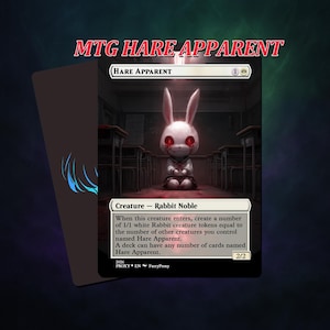 Könnte beinhalten: Eine Magic: The Gathering-Karte mit einem weißen Kaninchen mit roten Augen, betitelt "Hare Apparent". Die Karte hat einen dunklen Hintergrund mit dem Text "Kreatur - Rabbit Noble" und Spielanweisungen. Die Stärke und Zähigkeit der Karte sind 2/2.