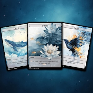 Może przedstawiać: Trzy karty fantasy art ze słowem "COPY" na górze. Jedna karta przedstawia wieloryba, druga kwiat lotosu, a trzecia kruka. Każda karta zawiera tekst "Token" i "This token can be used to represent a copy of something else."