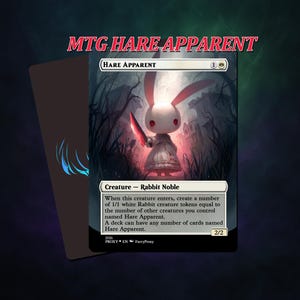 Könnte beinhalten: Eine Magic: The Gathering Karte "Hare Apparent" mit einem weißen Kaninchen, das ein Messer hält, in einer dunklen, gotischen Szene. Der Text "MTG HARE APPARENT" ist oben zu sehen. Die Karte ist eine Kreatur - Rabbit Noble mit 2/2.