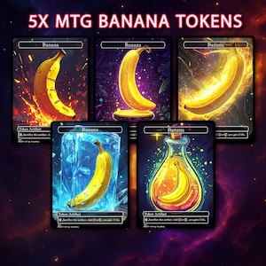 Könnte beinhalten: Fünf MTG Banana Tokens mit verschiedenen künstlerischen Darstellungen von Bananen. Jede Karte trägt das Wort "Banana" oben und "Token Artifact" unten. Der Hintergrund ist ein kosmischer Nebel.