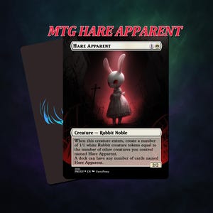 Könnte beinhalten: Eine Magic: The Gathering-Karte namens "HARE APPARENT" zeigt ein weißes Kaninchen mit roten Augen in einer gotischen Szene. Der Text beschreibt die Fähigkeiten und Werte der Kreatur. Die Karte ist ein 2/2 Rabbit Noble. Der Titel ist rot.