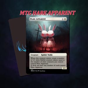 Könnte beinhalten: Eine Magic: The Gathering-Karte mit zwei weißen, kaninchenartigen Kreaturen mit roten Augen, die weiße Kleider tragen. Die Karte trägt den Titel "Hare Apparent" und enthält Spieltext. Der Hintergrund ist dunkel mit einem Wald und Kreuzen.