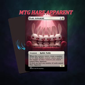 Könnte beinhalten: Eine Magic: The Gathering-Karte mit dem Titel "Hare Apparent", die fünf weiße, kaninchenartige Kreaturen mit roten Augen auf einem roten Sofa zeigt. Die Karte hat einen schwarzen Rand und den Text "Creature - Rabbit Noble."