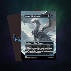 以下が含まれることがあります： 古代銀のドラゴンイラストが描かれたファンタジーカード。カードには「Ancient Silver Dragon」と「Creature - Elder Dragon」の文字が記載されています。カードの背景には山岳風景が描かれています。カードは8/8です。