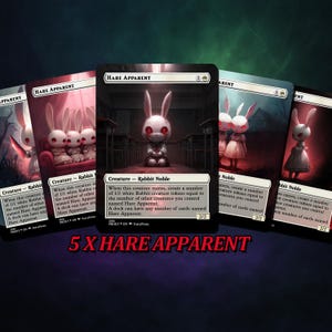 Puede incluir: Cinco cartas coleccionables Hare Apparent. Cada carta presenta un conejo blanco con ojos rojos en un entorno oscuro. El texto "Hare Apparent" está en la parte superior de cada carta, con detalles del juego debajo. El texto "5 X HARE APPARENT" está en la parte inferior.