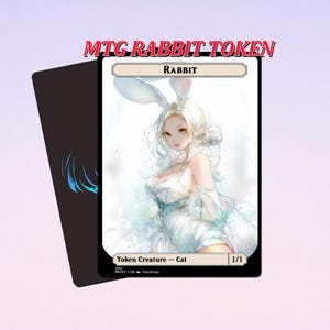 Könnte beinhalten: Eine Magic: The Gathering Rabbit Token Karte mit einem weißhaarigen Charakter mit Hasenohren, der ein weißes Kleid trägt. Die Karte ist mit "Rabbit" und "Token Creature - Cat 1/1" beschriftet. Der Hintergrund ist hellviolett.