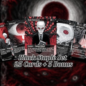Puede incluir: Una colección de cartas coleccionables con ilustraciones oscuras y surrealistas en negro, blanco y rojo. Las cartas muestran figuras, ojos y texto incluyendo Dark Confidant, Snuff Out y Hook Massacre. El texto Black Staple Set 25 Cards + 5 Bonus está superpuesto.