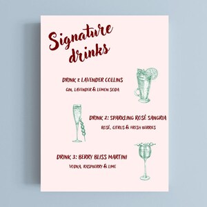 Op de afbeelding: Een roze poster met de tekst "Signature drinks" in bordeauxrood script. De poster bevat drie cocktailrecepten: Drink 1: Lavender Collins, Drink 2: Sparkling Rosé Sangria en Drink 3: Berry Bliss Martini, elk met een groene schets.