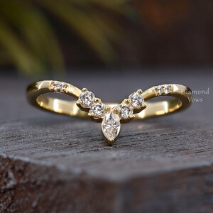 Anillo de banda curva Chevron Marquise en forma de V, anillo de boda Art Deco con diamantes simulados en forma de marquesa y redondos, alianza apilable y delicada.