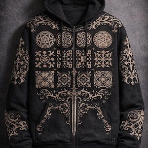 Könnte beinhalten: Schwarzer Kapuzenpullover mit Reißverschluss und detailliertem beigefarbenem Zierdesign. Das Design umfasst geometrische Formen, florale Muster und ein zentrales Schwertmotiv. Der Hoodie hat eine Kapuze und zwei Vordertaschen.